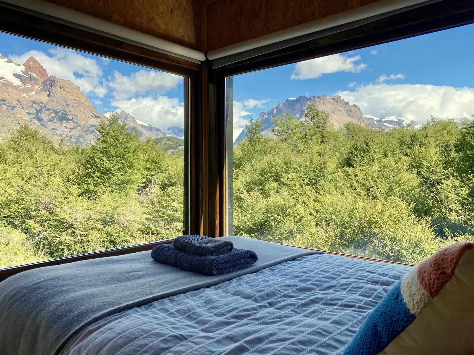Casa Lenga: La cama frente al ventanal en esquina