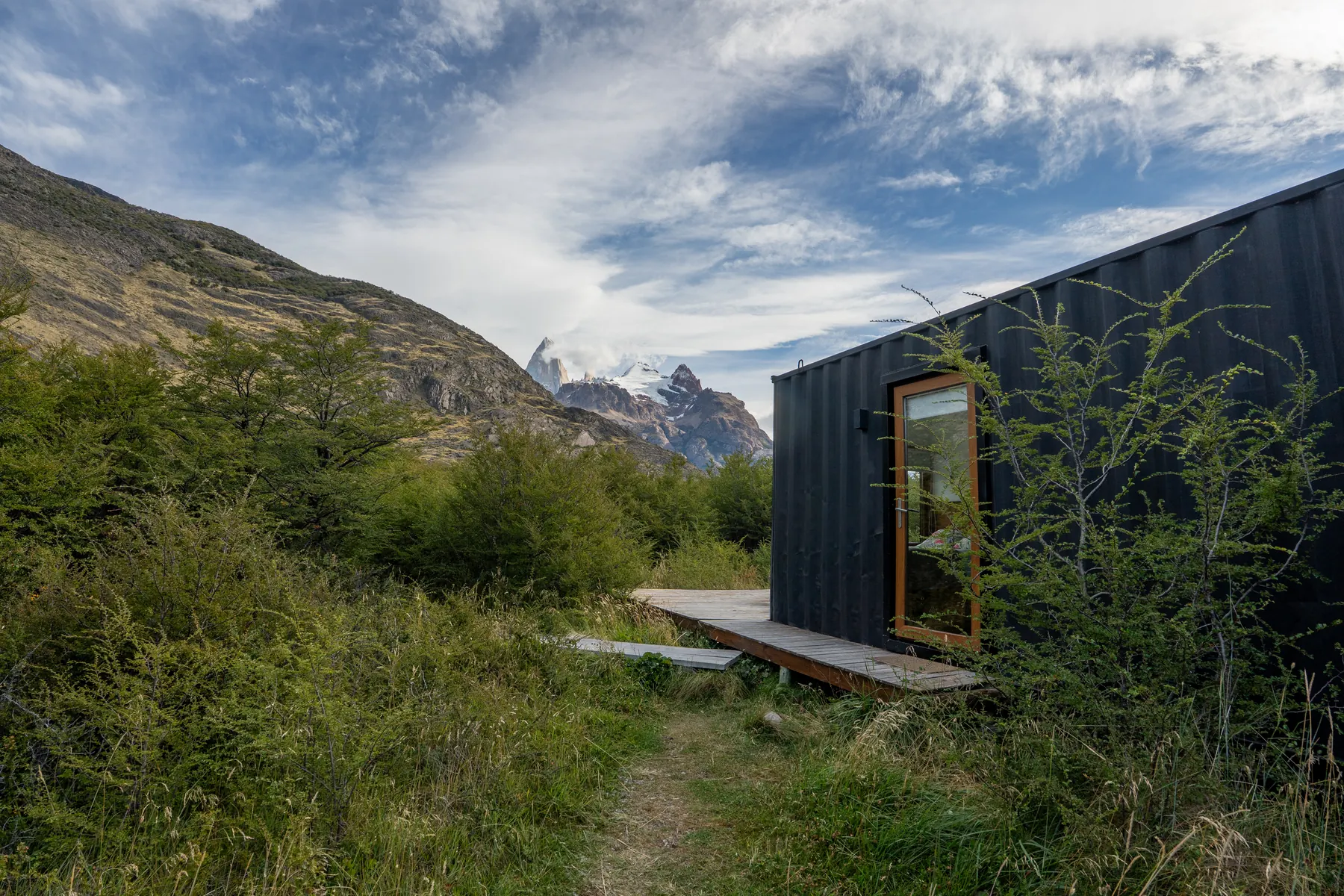 El sendero entre el bosque, con los cerros alrededor